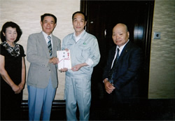 写真は義援金を受ける東国原宮崎県知事